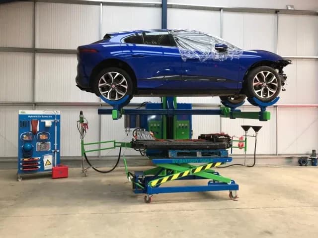 Une épave en poste de dépollution