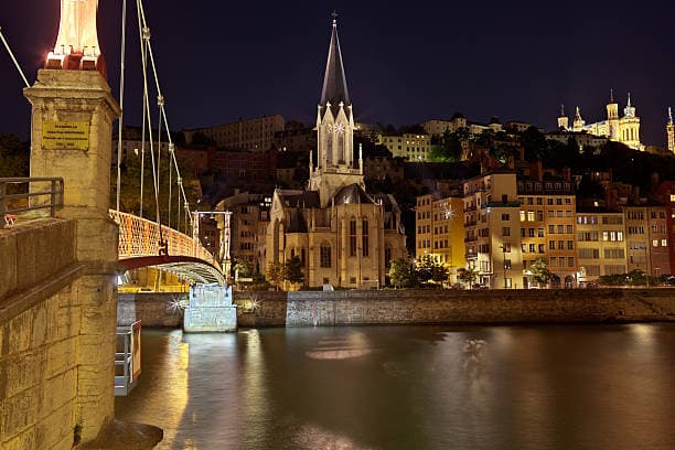 Une vue nocturne de la ville de Lyon