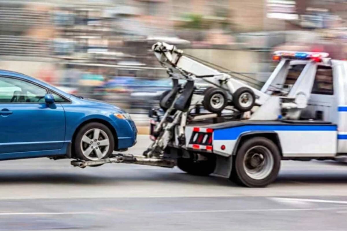 Une voiture remorquée par une dépanneuse dans la ville de paris en ile de france